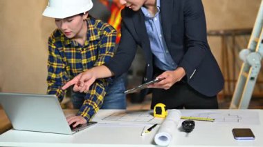 İki genç Asyalı mimar projeyi tartışıyor