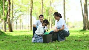 Mutlu genç Asyalı aile piknikte eğleniyor.