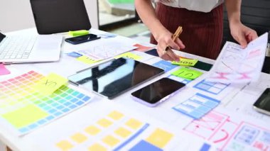 Projede beyin fırtınası yapan ve dizüstü bilgisayar kullanan UI grafik tasarımcısının yakın görüntüsü. Yaratıcı dijital kavram 