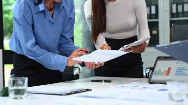 Profesyonel yatırımcılar tarafından finansman görevlerinde kullanılan dijital tablet, akıllı telefon ve dizüstü bilgisayarın yer aldığı ortak çalışma alanı.