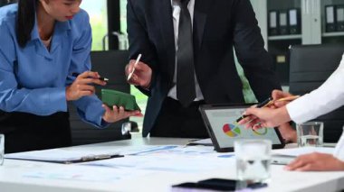 Sabah ışığında dizüstü bilgisayar ve dijital tablet kullanarak yeni bir başlangıç projesinde işbirliği yapan profesyonel iş ekibi.