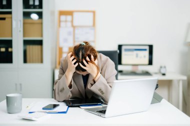 Genç bir kadın modern ofisindeki masasında bunalmış ve bitkin bir halde. Stres, teslim tarihleri ve veri raporlarıyla boğuşuyorlar. Bitkinlik ve akıl sağlığı için ideal.