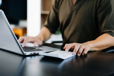 İş muhasebecisi veya finans uzmanı iş raporu grafiği ve finans planını analiz eder. bankacılık ve borsa araştırmaları