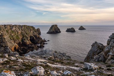 Fransa 'nın Camaret-sur-Mer kentindeki Pen Hir Point açıklarındaki Tas de Pois deniz yığınlarının manzarası..