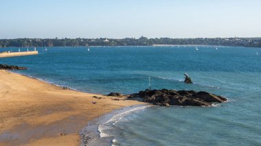 Saint-Malo, Brittany, Fransa 'da doğal deniz suyu havuzu ve Bon-Secours plajı. Atlantik kıyısında gelgitte ikonik gelgit yapısı.