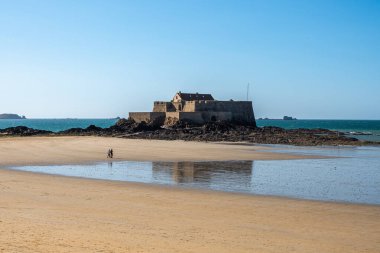 Vauban 'ın Saint-Malo' daki 17. yüzyıldan kalma kıyı kalesinin manzarası, alçak gelgitte sahile yansıdı..