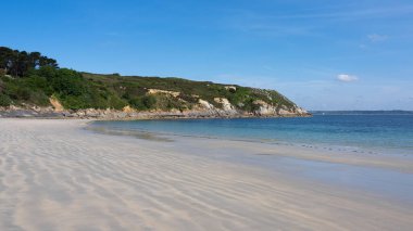 Güneşli bir yaz gününde Fougeres Kalesi girişinin panoramik manzarası ve Fougeres, Brittany, Fransa 'nın ortaçağ şehir merkezi.