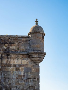 Saint-Malo, Brittany surlarındaki taş gözetleme kulesine yakın çekim. Ortaçağ mimari detayları ve açık gökyüzü ile tarihi kıyı tahkimatı.