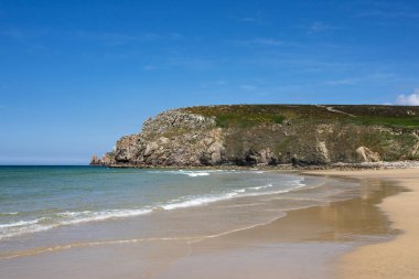 Pen Hat plajı ve Crozon yarımadası, Brittany, Fransa 'daki Toulinguet Point' in kayalık uçurumlarının geniş manzarası. Açık gökyüzü, yumuşak dalgalar ve kıyı doğası..