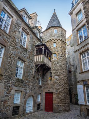 Saint-Malo, Fransa, 17 Mayıs 2025: Cour de la Houssaye ve Maison de la Duchesse Anne, 15. yy 'da duvarlarla çevrili kentin tarihi bölgesinde, muhafaza edilmiş mimarisi ile tanınıyor..