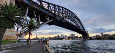 Sydney Limanı Köprüsü Günbatımında İkonik Çelik Kemer - 15 Nisan 2022: Sidney Liman Köprüsü, Avustralya 'nın ünlü çelik kemeri liman sularını kaplıyor..