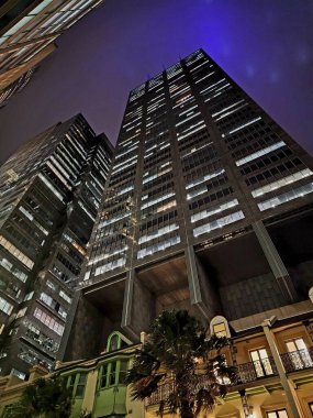 Urban Glow A Modern Skyscraper and Historic Charm, Sydney, Avustralya - 3 Haziran 2022: Işıklı pencereleri olan gökdelenlerin yer aldığı dinamik bir gece şehri.