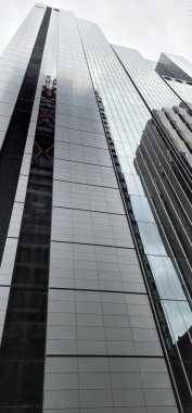 Sydney, Avustralya - 2 Eylül 2022: Kentsel Ayarlarda Yansıtıcı Camlı Modern Gökdelenler. Çarpıcı bir manzara, parlak cam yüzeyli modern gökdelenlere bakıyor..