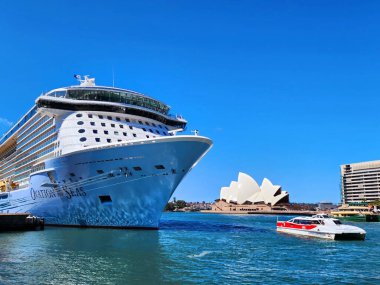 Sydney Harbour, Avustralya - 9 Kasım 2022: Denizlerin Ovation of the Seas Sydney Opera Binası 'na yanaştı. 