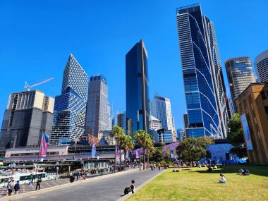 Sydney Harbour, Avustralya - 9 Kasım 2022: Bustling City. Etkileyici bir modern gökdelenler dizisi ve eşsiz mimari tasarımlar içeren canlı bir şehir manzarası..