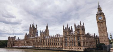 Londra, Birleşik Krallık - 13 Ağustos 2023: Westminster ve Big Ben Iconic Palace. Westminster 'ın görkemli sarayı, İngiltere Parlamentosu' nun evi, ikonik Elizabeth Kulesi.
