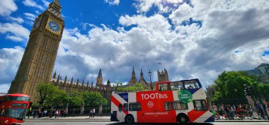 Londra, Birleşik Krallık - 13 Ağustos 2023: Big Ben and London Street Life. Londonlar 'ın en ikonik simgelerinden biri olan Büyük Ben, karmaşık Gotik mimarisi ve altın saat yüzüyle ayakta duruyor..