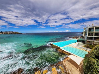 Bondi Plajı, Sydney, Avustralya - 3 Kasım 2022: Bondi Buzdağları: Okyanus kıyısında bir havuz. Bondi Buzdağları yüzme havuzu. Sydney 'nin ünlü Bondi Sahili' nde muhteşem bir kıyı simgesi..