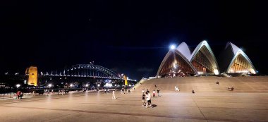 Sydney Limanı ve Avustralya Opera Evi - 26 Şubat 2025: Çağdaş Mimari ve Yeşil Alanlar ile Dolu Şehir. 