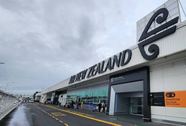 Auckland Uluslararası Havalimanı, Yeni Zelanda - 21 Ocak 2025: Air New Zealand Yurtiçi Havalimanı. Bulutlu gökyüzü serin ve bulutlu bir atmosfer yaratıyor.. 