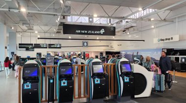 .Auckland İç Havalimanı, Yeni Zelanda - 21 Ocak 2025: Air New Zealand Havalimanı Check-in Kiosks. self-servis check-in kiosks Yeni Zelanda Havayolları imzalı 