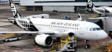 Auckland Uluslararası Havalimanı, Yeni Zelanda: 18 Şubat 2025: Air New Zealand Airplane at Airport Gate. Yeni Zelanda Havayolları 'na ait özel siyah beyaz üniformasını gösteren bir uçak..