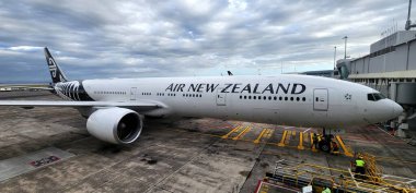 Auckland Uluslararası Havalimanı, Yeni Zelanda: 18 Şubat 2025: Air New Zealand Airplane at Airport Gate. Yeni Zelanda Havayolları 'na ait özel siyah beyaz üniformasını gösteren bir uçak..