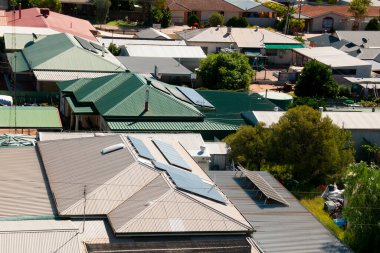 Ev Çatısı 'ndaki Yerleşik Güneş Panelleri