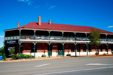 Southern Cross, Avustralya - 20 Nisan 2022: Geleneksel Federasyon tarzı bir pub ile 1892 'de inşa edilen Iconic Palace Hotel