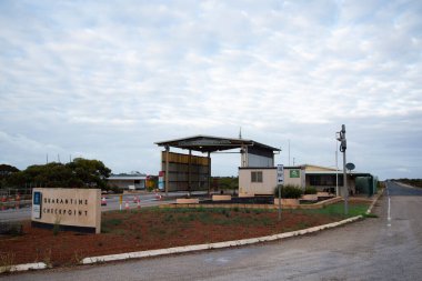 Eucla, Avustralya - 22 Nisan 2022: Güney Avustralya ve Batı Avustralya sınır kontrol noktası