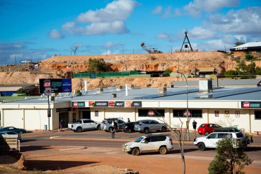 Coober Pedy, Avustralya - 4 Mayıs 2022: Opal Madencilik kasabasındaki Hutchison Caddesi 'ndeki yerel işletmeler