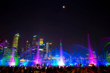 Singapur Şehri, Singapur - 11 Nisan 2019: Marina Körfezi 'nde Spectra Işık Gösterisi