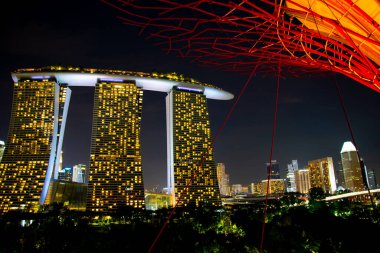 Singapur Şehri, Singapur - 12 Nisan 2019: Körfez tarafındaki Gardens 'ta Supertree Grove ışık gösterisi
