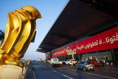 Doha, Katar - 8 Ekim 2022: Hamad Uluslararası Havalimanı kalkış alanı