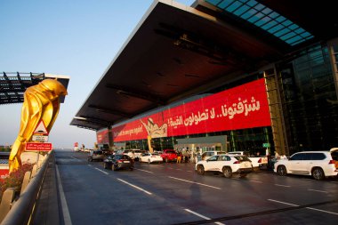 Doha, Katar - 8 Ekim 2022: Hamad Uluslararası Havalimanı kalkış alanı