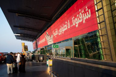 Doha, Katar - 8 Ekim 2022: Hamad Uluslararası Havalimanı kalkış alanı