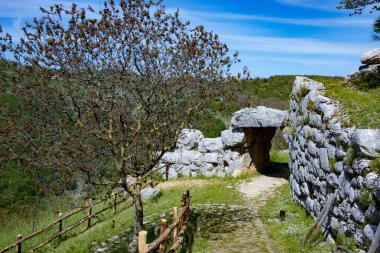 Sarasen Kapı ve Çokgen Duvarlar - İtalya