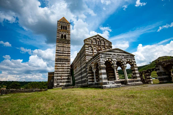 Kutsal Teslis Kilisesi Saccargia - Sardunya - İtalya