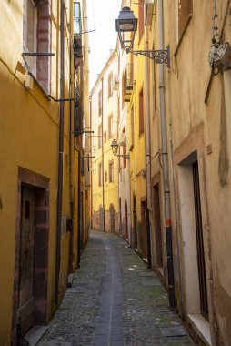 Bosa 'daki yayalar - Sardunya - İtalya