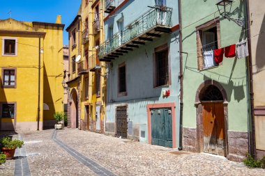 Bosa 'daki yayalar - Sardunya - İtalya