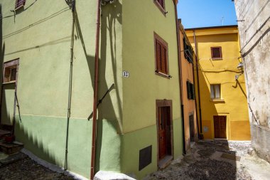 Bosa 'daki yayalar - Sardunya - İtalya