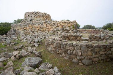 Nuraghe La Prisgiona Arkeolojik Alanı - Sardinya - İtalya