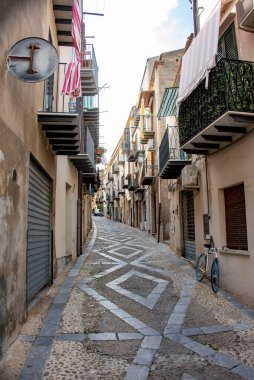 Cefalu 'daki Cobblestone Caddesi - İtalya