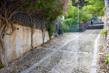 Cefalu 'daki Cobblestone Caddesi - İtalya