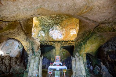 Pedigrotta Mağara Kilisesi - İtalya