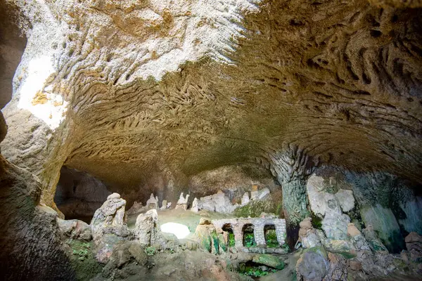 Pedigrotta Mağara Kilisesi - İtalya