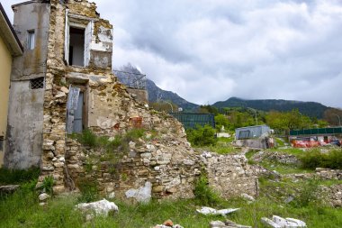 Pescara kasabası depremden sonra - İtalya