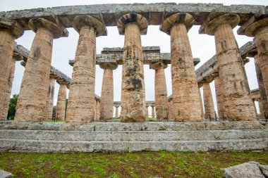 Paestum Arkeoloji Parkındaki Hera Tapınağı - İtalya