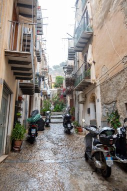 Cefalu 'daki Cobblestone Caddesi - İtalya