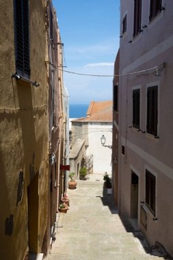 Castelsardo 'daki yayalar - Sardunya - İtalya